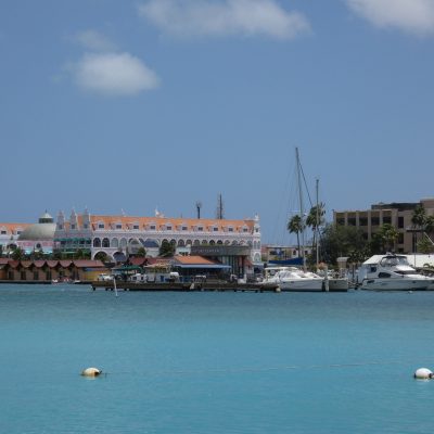 Oranjestad vanuit jachthaven